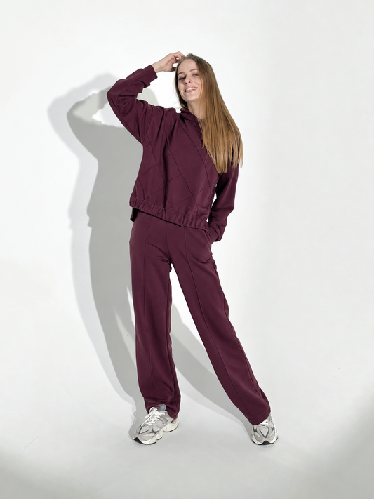 Kostiumėlis „Burgundinė elegancija“ – patikslintas burgundinis audinio atspalvis
